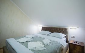 9 Rooms